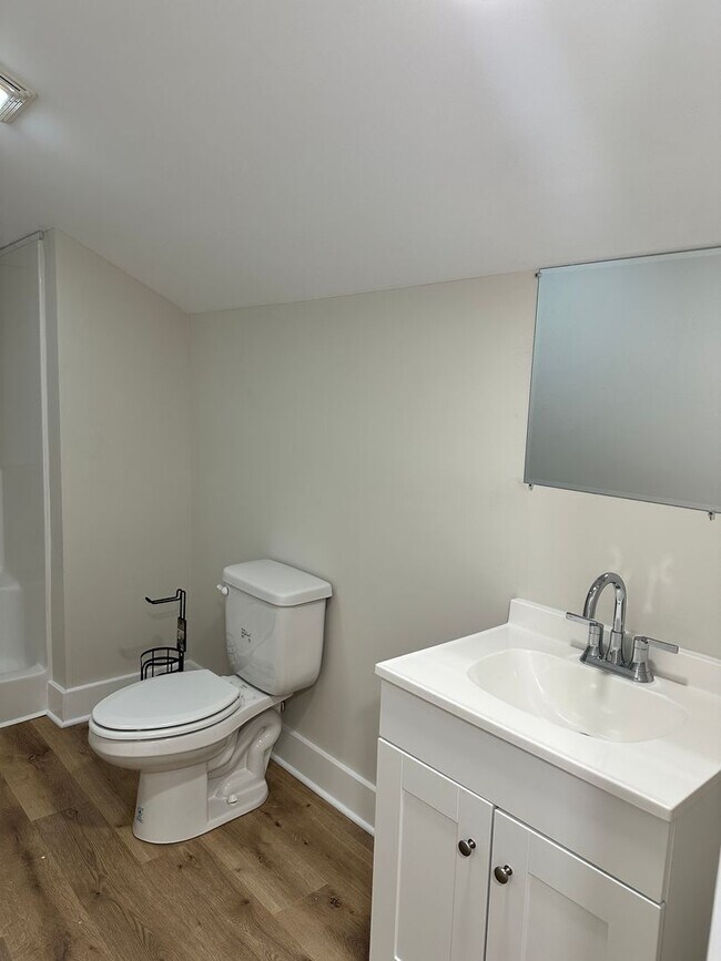 Building Photo - 102 W 15th Ave