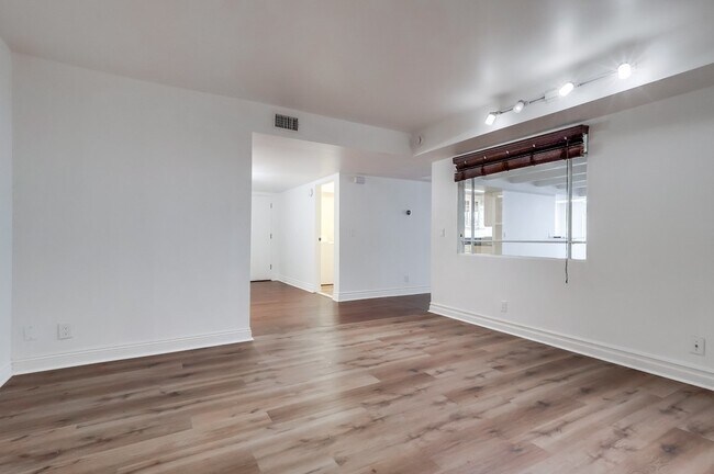 Building Photo - 435 N Oakhurst Dr