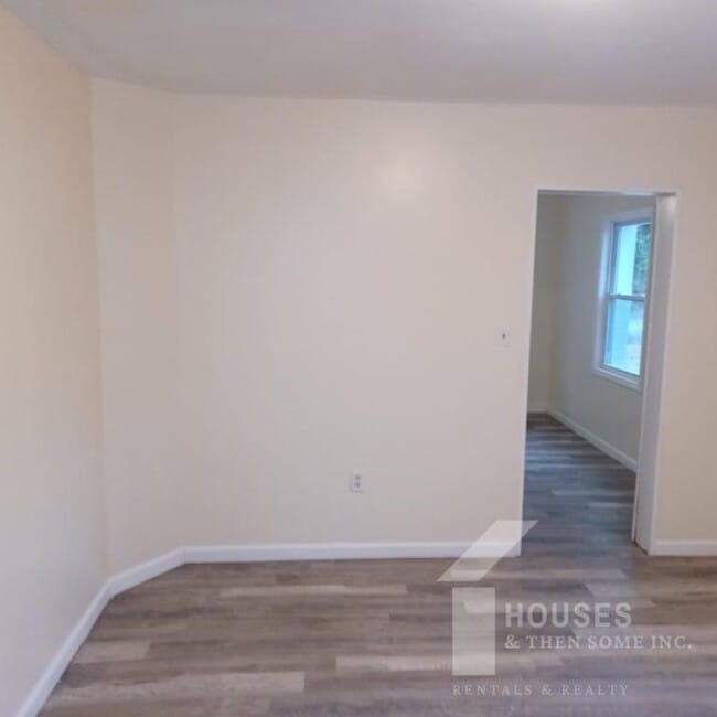 Building Photo - 122 Owens St