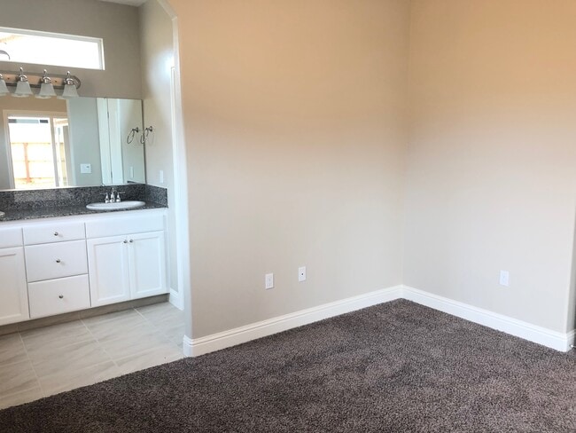 Building Photo - 483 Glendon Pl