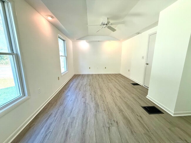 Building Photo - 151 Bailey Ave