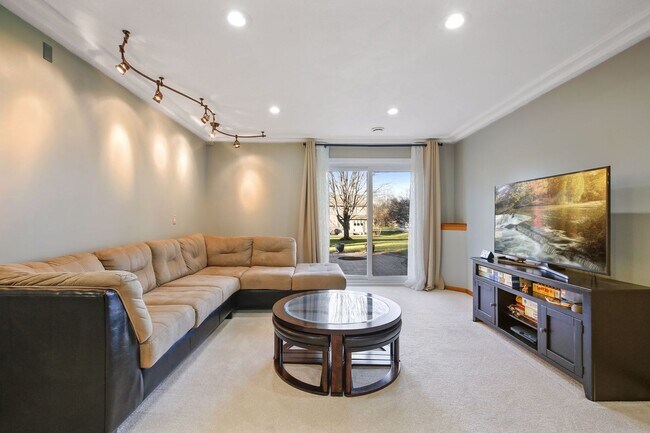 Building Photo - Pet-Friendly 3BR - 1/3.4 House in Apple Va...