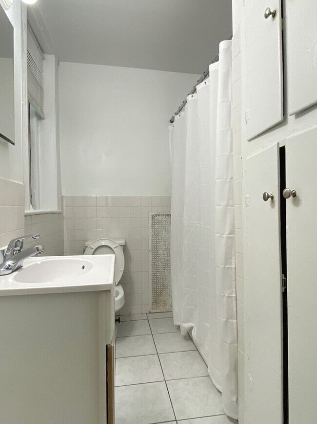 Building Photo - Nice, large 1 bed in a prime location in Allston.