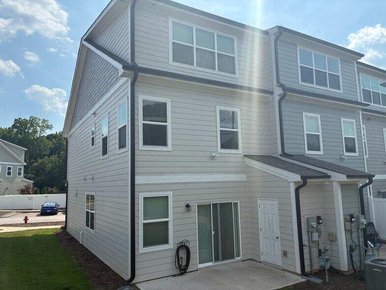 Building Photo - Room in Townhome on Old Grove Ln