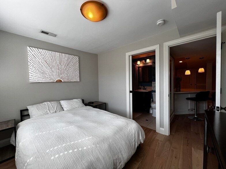 Building Photo - 10 Symmes St