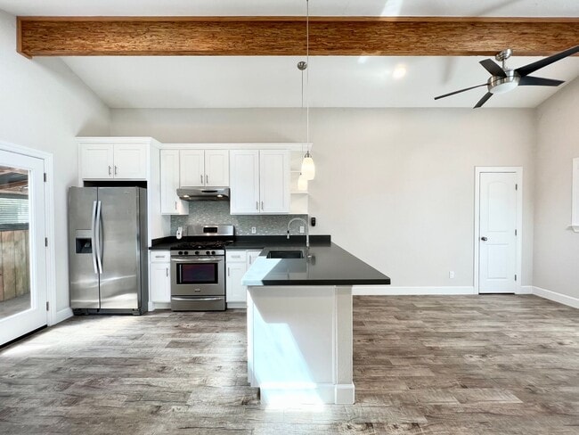 Building Photo - Stunning 1-Bed, 1-Bath with Private Entrance/Parking - UTILITIES INCLUDED!