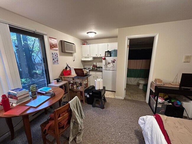 Building Photo - 134 E Johnson St