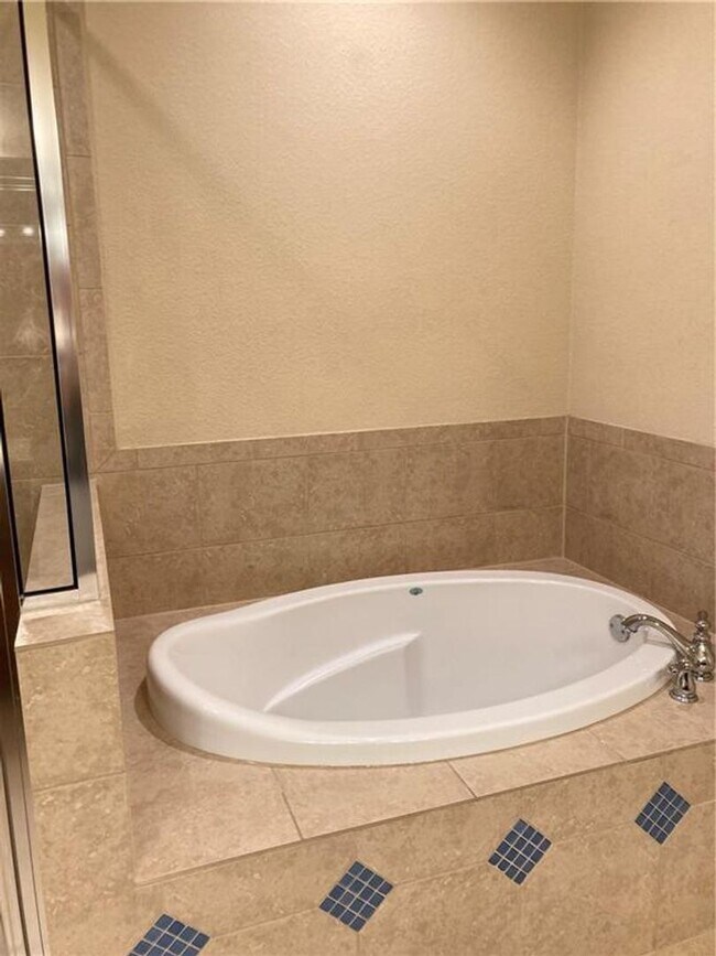 Building Photo - Spacious unit at Sunset Ridge Condos in Tw...