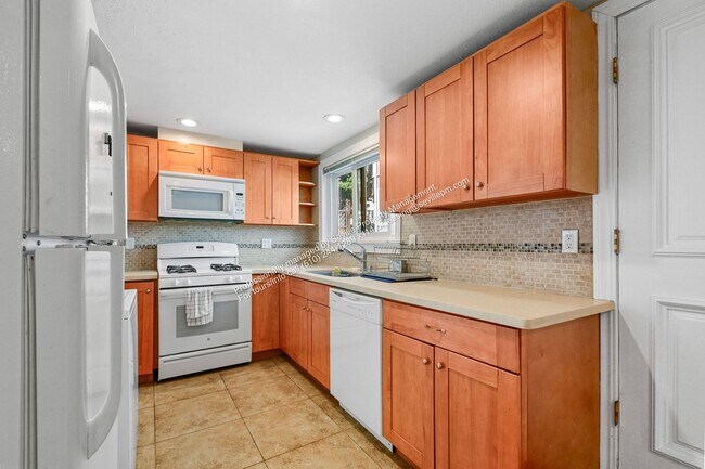 Building Photo - 3BD/1BA First-Floor Unit in West Oakland Duplex – All Utilities Included | $2,999/mo