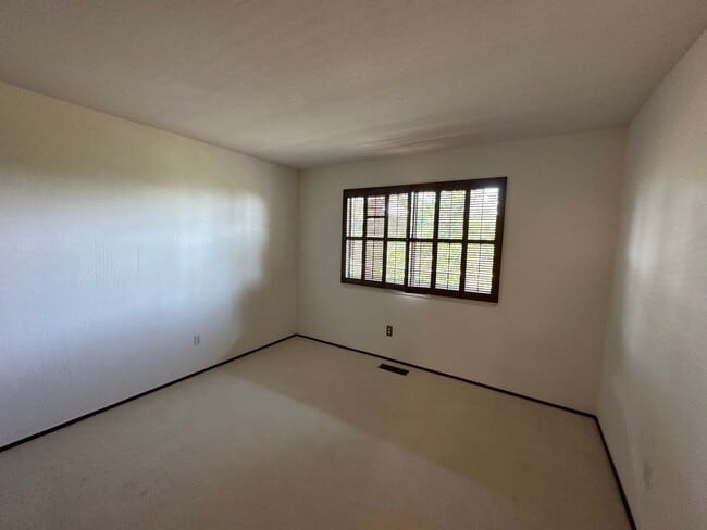 Building Photo - Expansive House in the Monclair Village, Q...