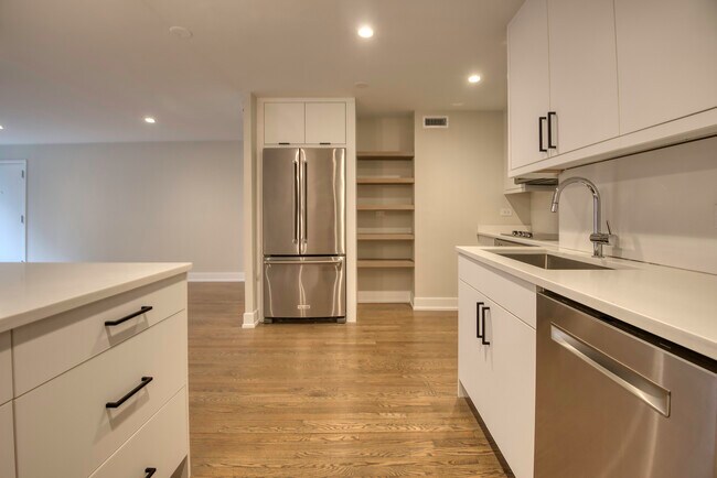 Building Photo - 227 E Walton Pl