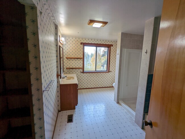 Upstairs Bathroom - 1119 Nevada St