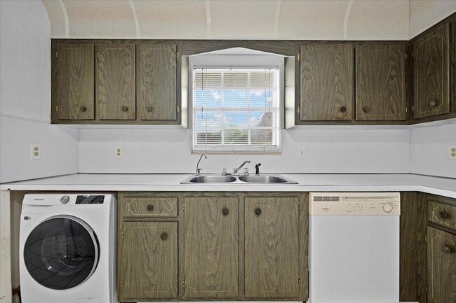 Building Photo - 102 Amherst Ln