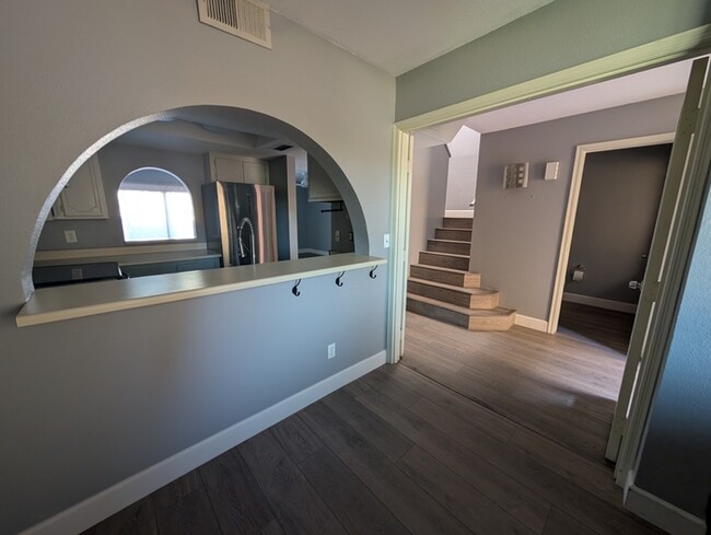 Building Photo - Los Prados Townhome with in unit laundry