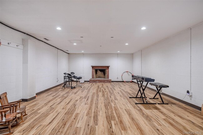 Building Photo - 159 Old Quaker Hill Rd