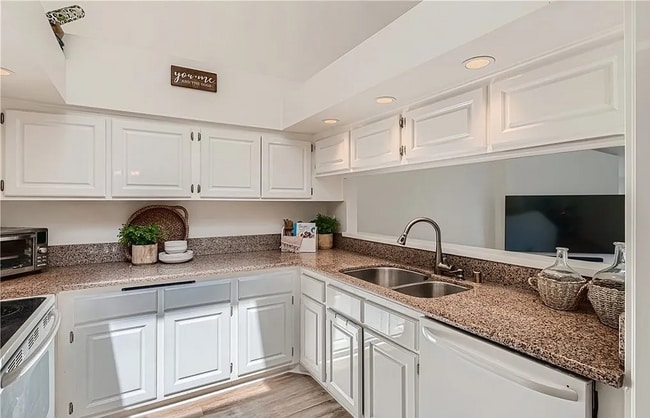 Building Photo - "Chic Coastal Living: Spacious 1-Bedroom C...
