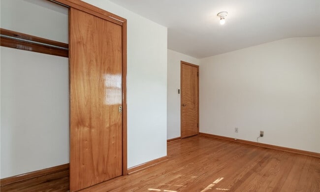 Building Photo - 418 E 274th St