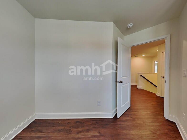 Building Photo - 2042 Windsor Park Ave