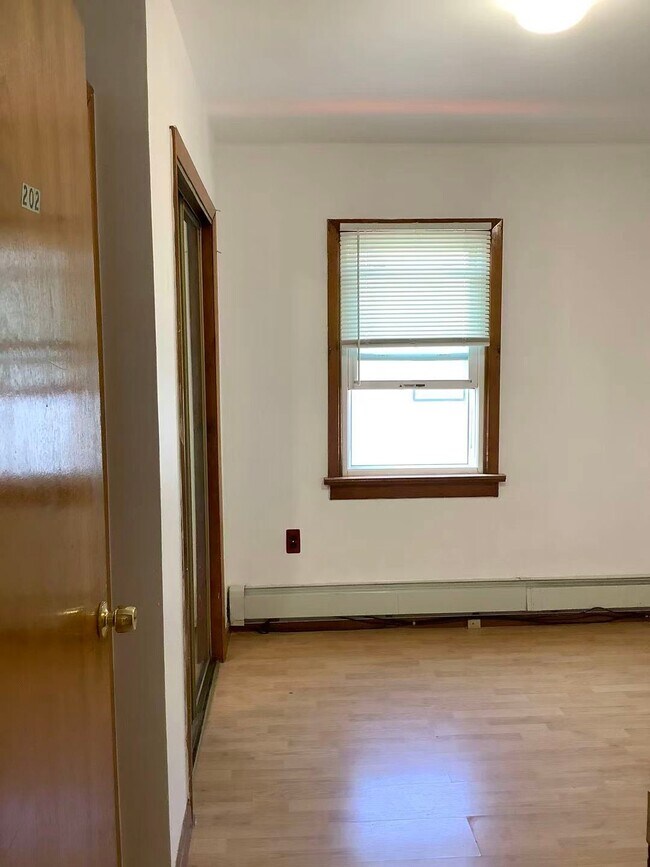 Building Photo - 435 Forest St