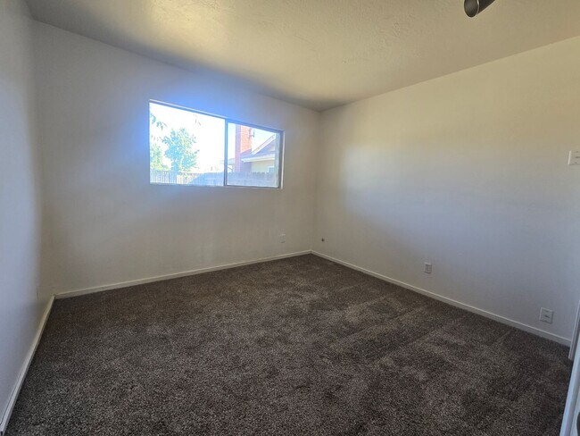 Building Photo - 3 Bedroom 2 Bathroom Home for Rent in Hanford