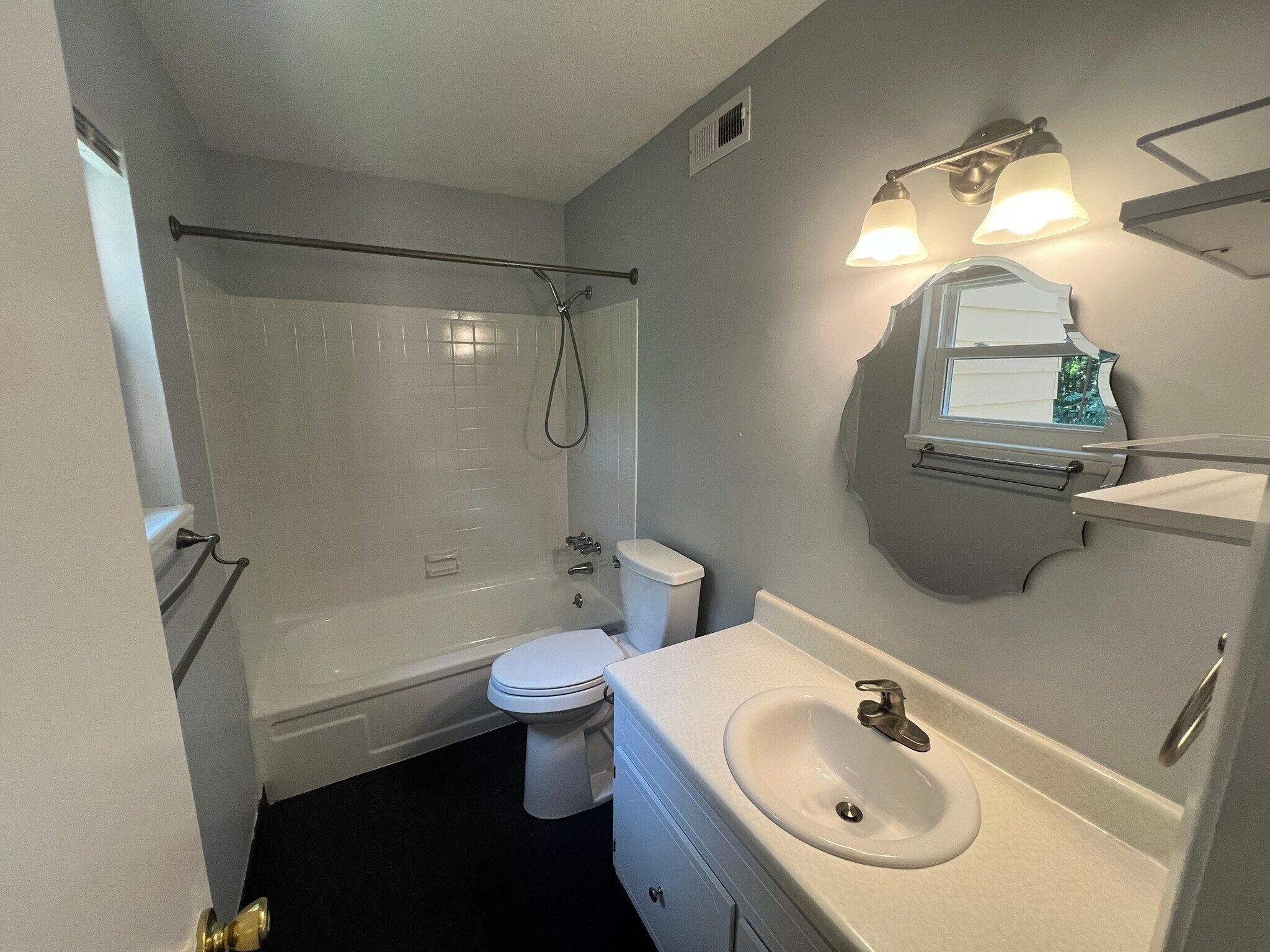 Building Photo - 1100 Skyland Dr