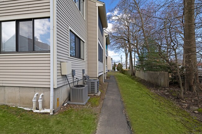 Building Photo - 39 Lance Cir