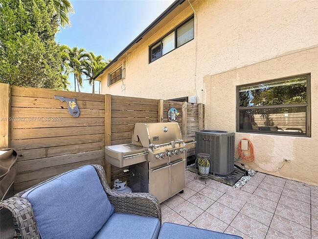 Building Photo - 2128 NE 9th Ave