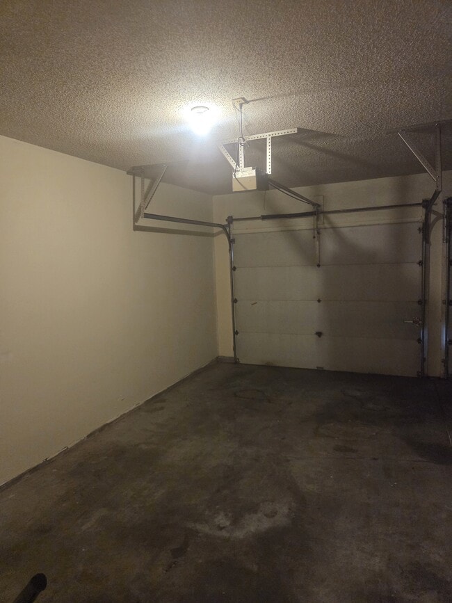 Building Photo - 2051 S Kentwood Ave