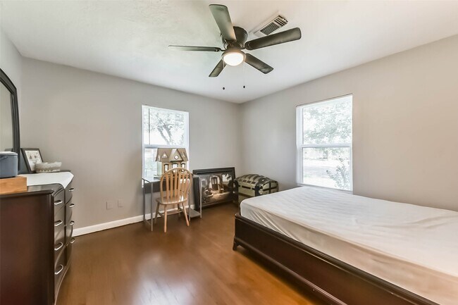 Building Photo - 1102 W Hart Ave