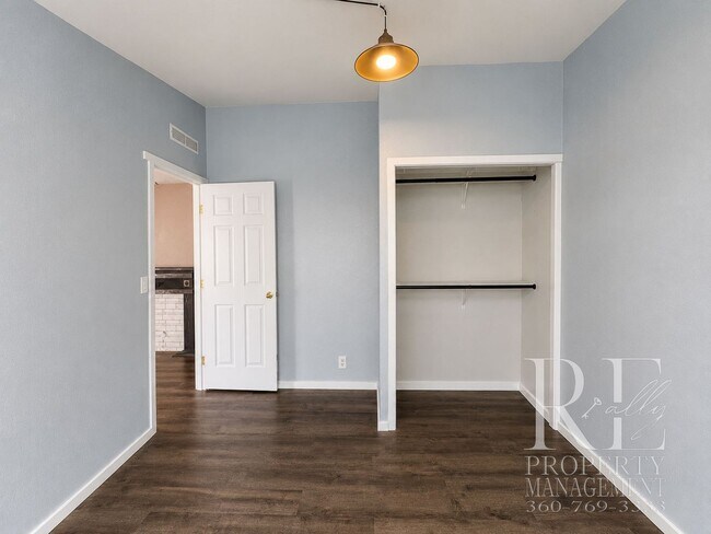 Building Photo - 548 Arnold Ave E