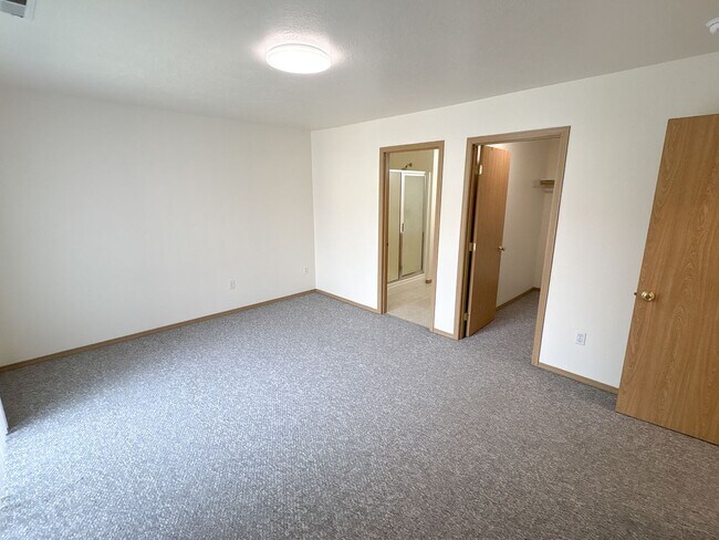 Building Photo - 5511 Glenridge Wy