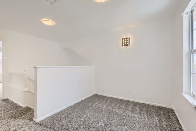 Building Photo - **Spacious, Light-Filled 4 bed, 4 bath wit...
