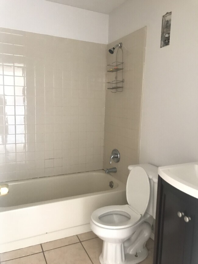 Building Photo - IMMEDIATE  MOVE IN!!!!!Cute 2 Bed / 2 Bath Unit in Pine Hills For Rent