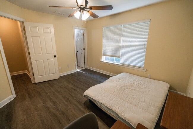 Building Photo - Super cute 3 Bedroom/3Bathroom Townhome in...