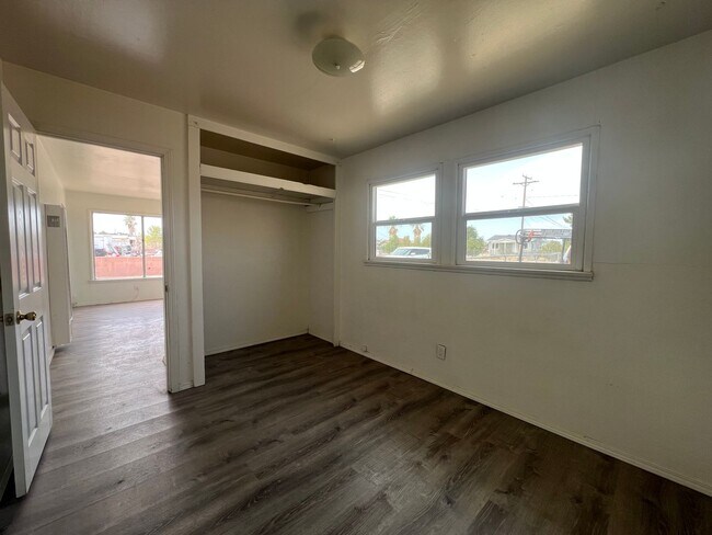 Building Photo - P054
