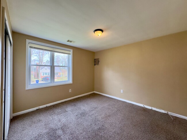 Building Photo - For Rent: Comfortable Living at 6414 Faird...