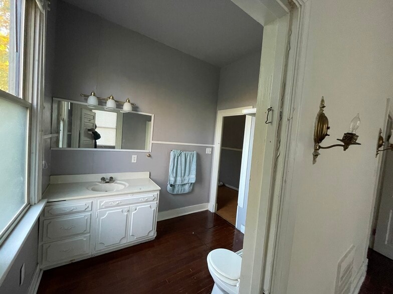 Building Photo - 1006 State St