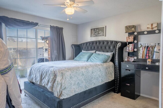 Building Photo - 1411 S Vancouver St