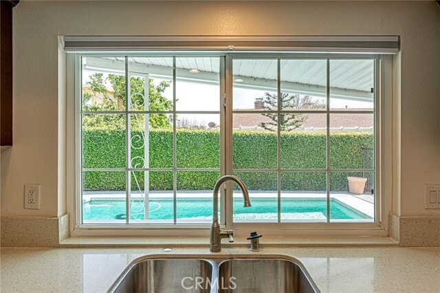 Building Photo - 670 S Oakhaven Ave