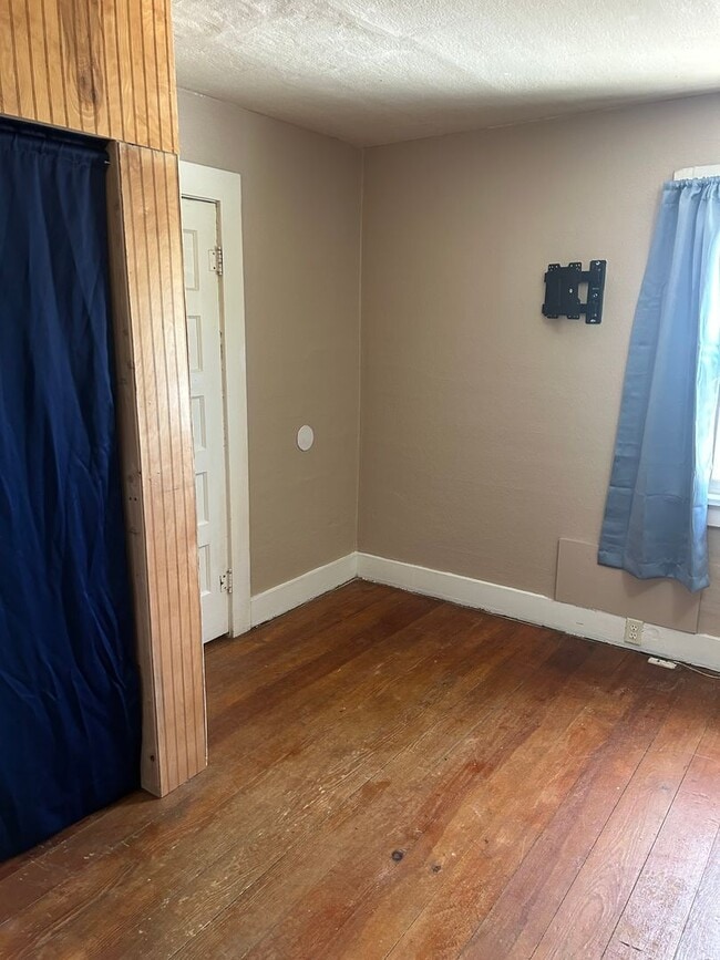 Building Photo - Charming 2-Bedroom Home with Spacious Yard