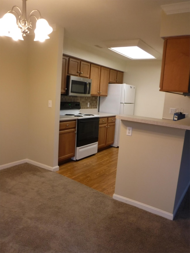 Building Photo - 109 Lake Point Dr