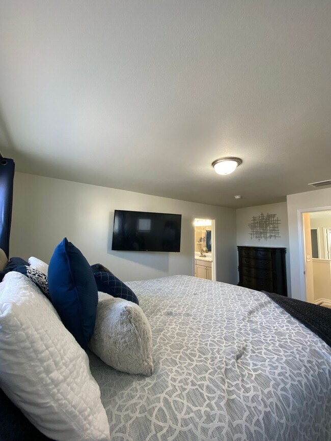 Building Photo - Stunning 3 Bedroom in NE Springs!