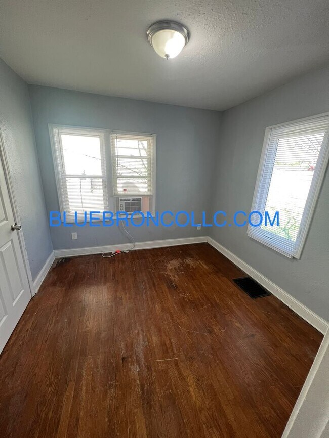 Building Photo - Charming house with nice updates and Grani...