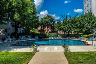 Building Photo - 893 Farmington Ave