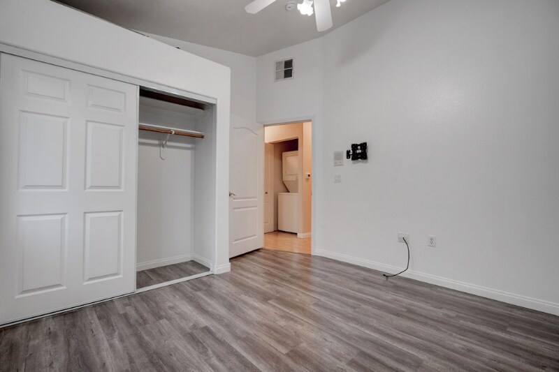 Building Photo - 2305 W Horizon Ridge Pkwy