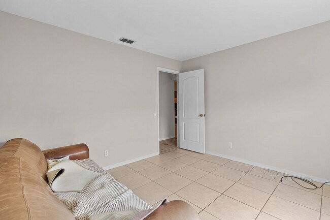 Building Photo - 1040 Bay Harbor Dr