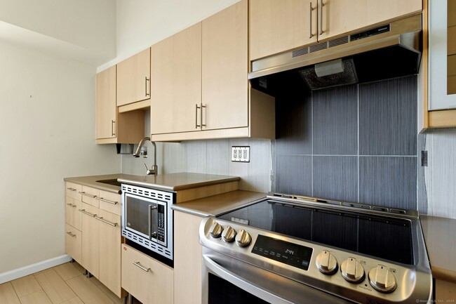 Building Photo - 44 Strawberry Hill Ave