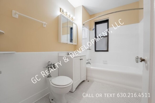 Building Photo - *** 2 FREE WEEKS OF RENT! SPACIOUS 1 BED I...