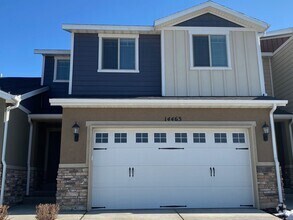 Building Photo - 3 Bed 2.5 Bath Available June 1st