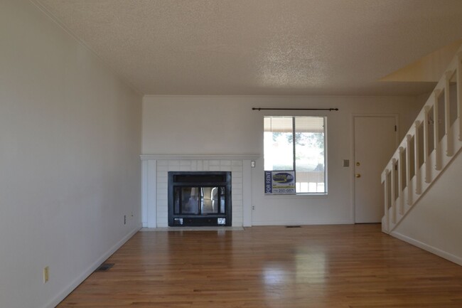 Building Photo - 2 Bedroom Townhome with AC!